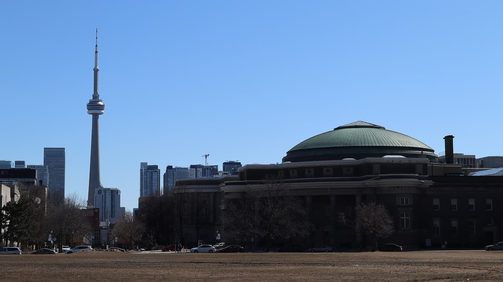 Toronto silüeti ve Convocation Hall